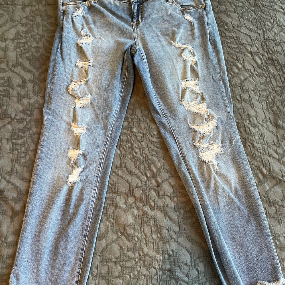 Torrid distressed capris size 14